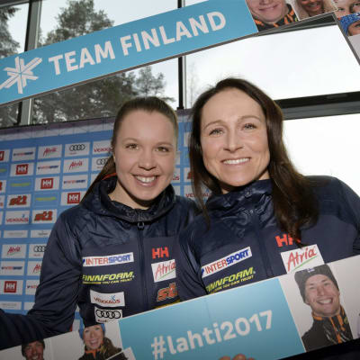 Kerttu Niskanen och Aino-Kaisa Saarinen poserar inför VM 2017.