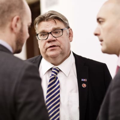Sannfinländarnas ordförande Timo Soini tillsammans med gruppordföranden Sampo Terho (t.v.) och riksdagsledamoten Ari jalonen (t.h.)