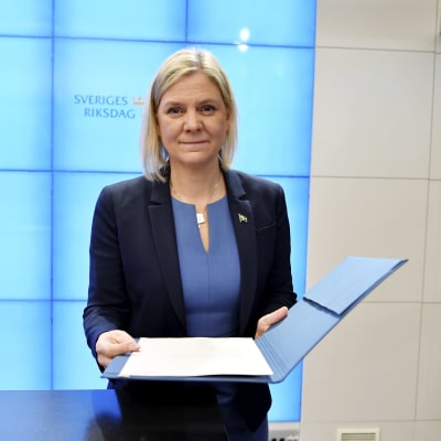 Magdalena Andersson tittar in i kameran