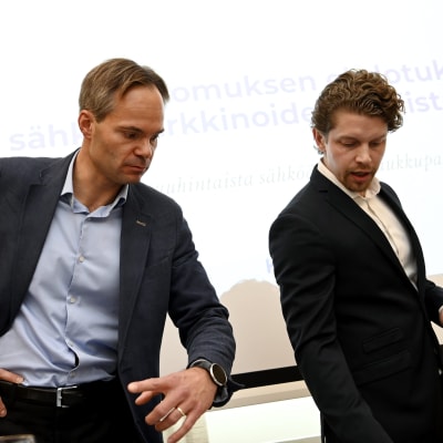 Kai Mykkänen och Heikki Westman håller en presentation i Samlingspartiets grupprum i riksdagen