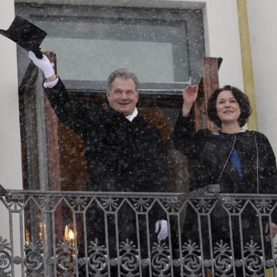 Sauli Niinistö vinkar till folket under när han inleder sin andra period som president.