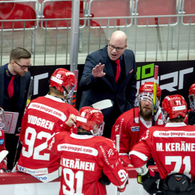 Risto Dufva ger instruktioner åt sina spelare.