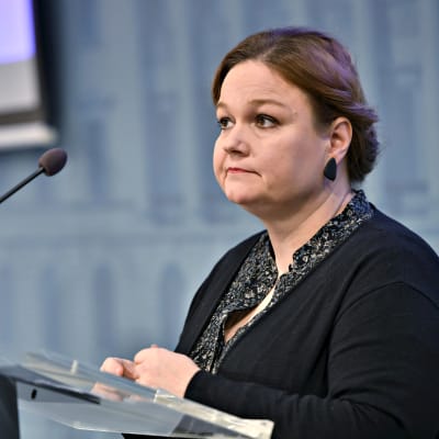 Perhe- ja peruspalveluministeri Krista Kiuru koronaministerityöryhmän tiedotustilaisuudessa Helsingissä 9. marraskuuta 2022. 
