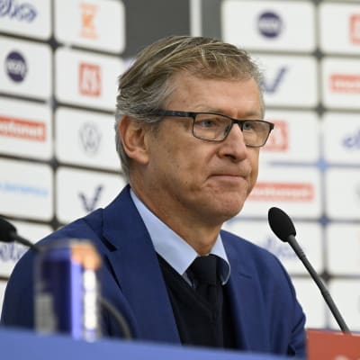 Markku Kanerva under presskonferense.