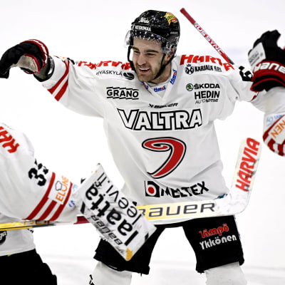 Veini Vehviläinen ja Reid Gardiner juhlivat maalia.