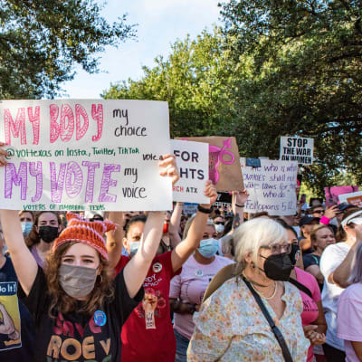 Abortförespråkare demonstrerar i Austin mot Texas stränga abortlag.