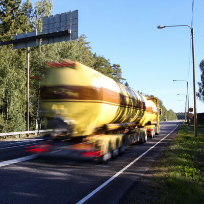 Säiliöauto ajaa valtatiellä 9.