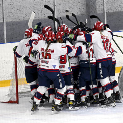 HIFK juhlii 6-3 -voittoa jääkiekon naisten liigan kolmannessa loppuottelussa Tapiolassa. 