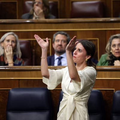 Spaniens jämställdhetsminister Irene Montero applåderar.