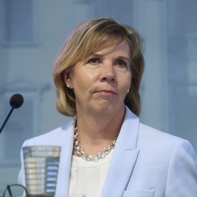 Justitieminister Anna-Maja Henriksson vid presskonferensen om att häva beredskapslagen. 