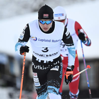 Lauri Vuorinen åker skidor.