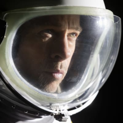 Brad PItt i närbild med astronauthjälm på huvudet.