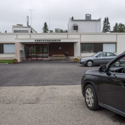 En taxi utanför hälsocentralen i Ivalo.