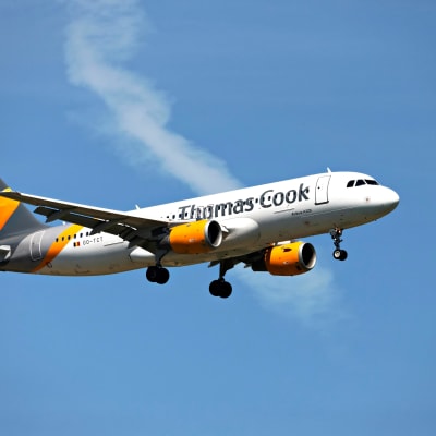 Thomas Cook-flygplan i luften.