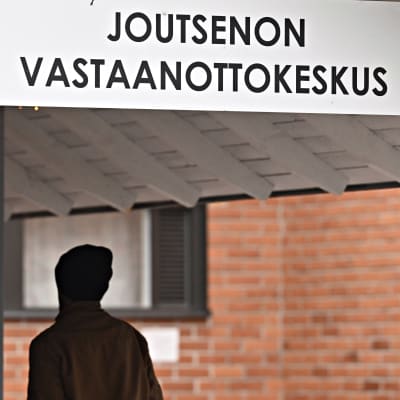 Turvapaikanhakija saapumassa Joutsenon vastaanottokeskukseen 15. marraskuuta 2023.