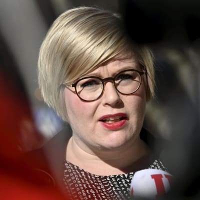 Finansminister Annika Saarikko på pressträff.