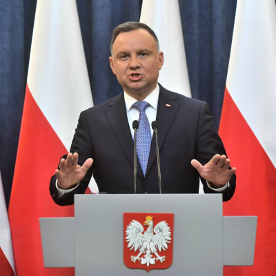 "Jag lägger in mitt veto mot det", meddelade president Andrzej Duda under en presskonferens på måndagen. 
