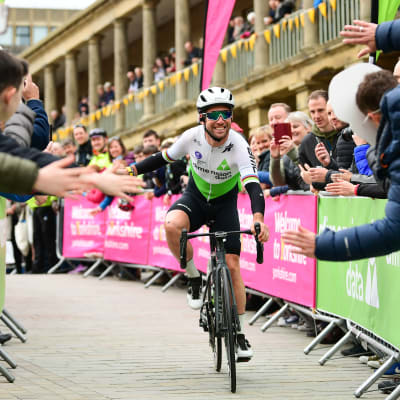 Cyklisten Mark Cavendish tas emot av publiken. 