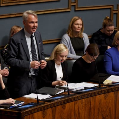 Utrikesminister Pekka Haavisto (Gröna) svarar på frågor om finländarna i al-Hol. Bilden är från den 12 december 2019.