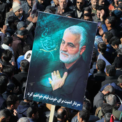 Sörjande iranier hedrade den dödade generalen Qasem Suleimani då han begravdes i Kerman i Iran.