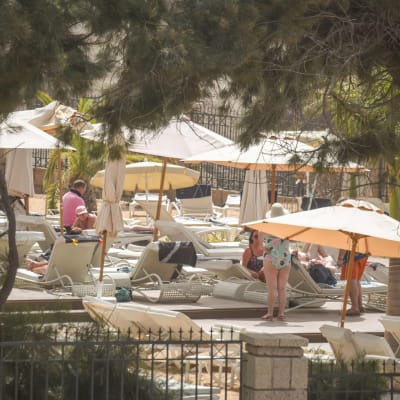 En del av gästerna på det drabbade hotellet på Teneriffa vågade sig ut till hotellbassängen också på tisdagen. 