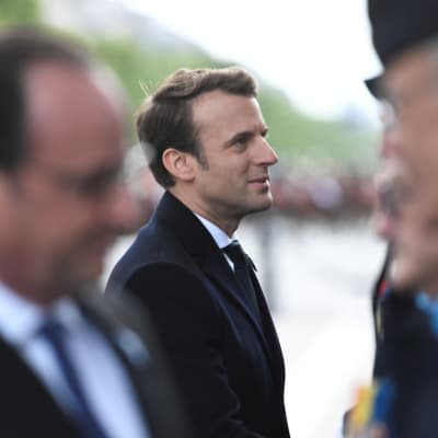 Avgående president Francois Hollande (i förgrunden) och nyvalda presidenten Emmanuel Macron.