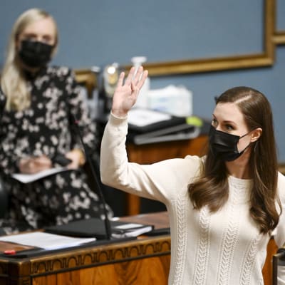 Pääministeri Sanna Marin (SDP) antaa ilmoituksen suunnitelmasta covid-19 -epidemiaan liittyvien rajoitustoimien ja -suositusten hallituksi purkamiseksi eduskunnan täysistunnon.