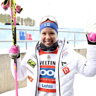 Kerttu Niskanen tuulettaa voittoa.
