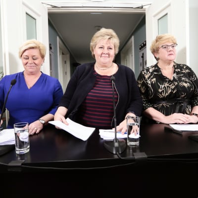 Finansminister Siv Jensen, statsminister Erna Solberg och ledaren för Liberala partiet Trine Skei Grande under en presskonferens den 14 januari 2018. 