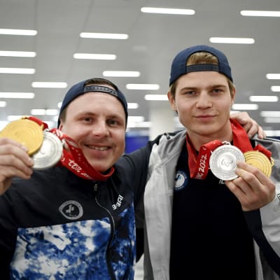 Matti Suur-Hamari ja Santeri Kiiveri näyttävät paralympiamitaleitaan kuvaajille.