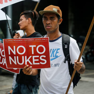 Mielenosoittajat vastustavat ydinvoimalan käyttöönottoa