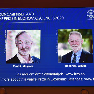 Paul Milgrom och Robert B. Wilson på bild när ekonomipriset till minnet av Alfred Nobel 2020 offentliggjordes.