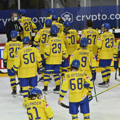 Besvikna svenska spelare efter förlusten mot Ryssland i hockey-VM 2021.