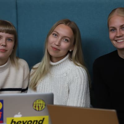 Opettajaopiskelijat Henna Uusitalo, Milja Sieppi ja Eevi Rusila istuvat sohvalla Lapin yliopiston käytävällä.