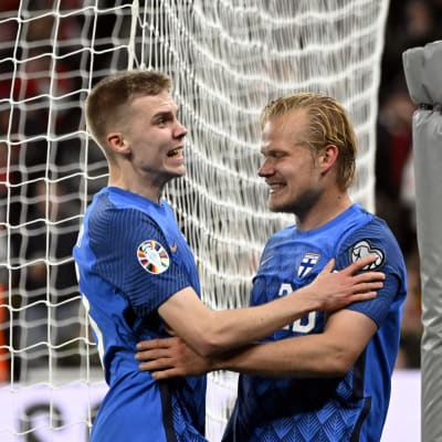 Oliver Antman och Joel Pohjanpalo firar Finlands mål i matchen mot Danmark.
