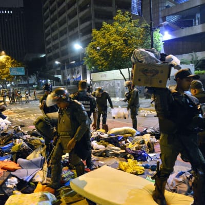 Polisen tömde ett av oppositionsaktivisternas läger i Venezuelas huvudstad Caracas den 8 maj 2014.