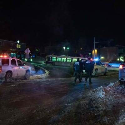 Poliser och räddningsfordon utanför en moské i Quebec, Kanada, där fem personer uppges ha dött i en skjutning.