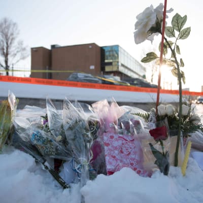 Blommor utanför Islamic Cultural Center i Québec City efter moskéattacken där.