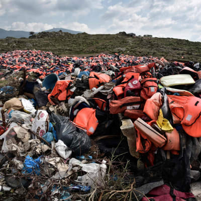 Högar av flyktingars flytvästar på den grekiska ön Lesbos, 15.3.2017.