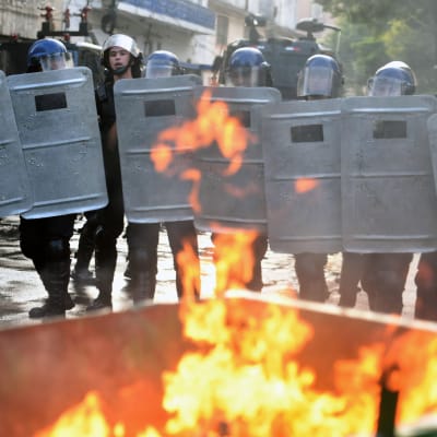 Kravallpolis sattes in mot våldsamma demonstranter i Paraguays huvudstad Asuncion.
