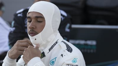 Lewis Hamilton har precis klättrat ur F1-bilen.