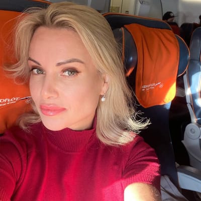 Selfie av Marina Ovsjannikova som sitter i ett flygplan.