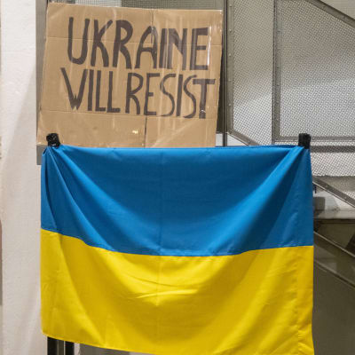 Ukrainan lippu ja kylttejä.