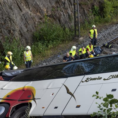Olycksbussen i Kuopio fick stora skador. 