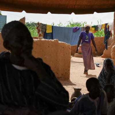 Hundratusentals invånare som tvingats fly internt inom landet från våldet i norra och östra Burkina Faso.  Byn  Yagma nära Ouagadougou 17.9.2019. 