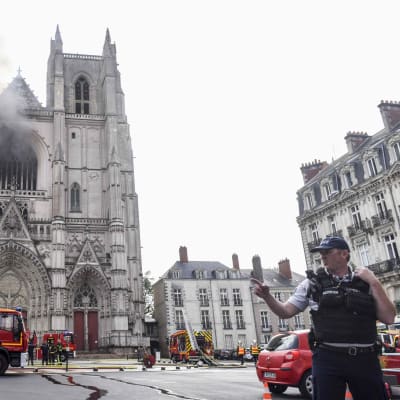 Brandkår och polis utanför katedralen i Nantes där en brand bröt ut 18.7.2020. 