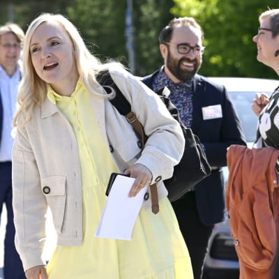 Maria Ohisalo anländer till partimötet.