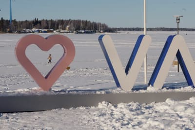 Vasa stads logo ute i vintrigt landskap vid Inre hamnen.