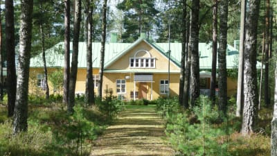 Fasaden på framsidan av Bromarfhemmet, sett från landsvägen. äldreboendet i Bromarv.