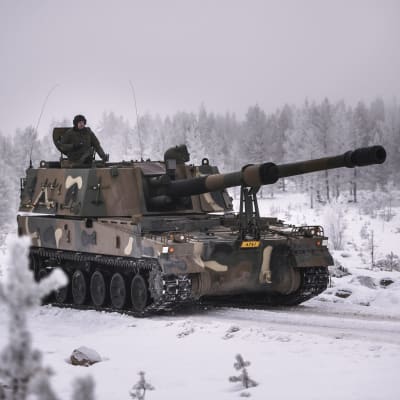 Finskt artilleri modell K9 Thunder i snöigt landskap.